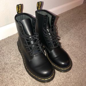 1460 DR. MARTENS WOMEN'S SMOOTH LEATHER LACE UP BOOTS